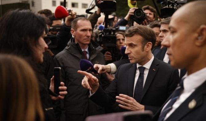 Le président français Emmanuel Macron rencontre des personnes  lors d'une visite dans un centre pour réfugiés d'Ukraine, à La Pommeraye, près de Mauges-sur-Loire, le 15 mars 2022. (Photo, AFP)
