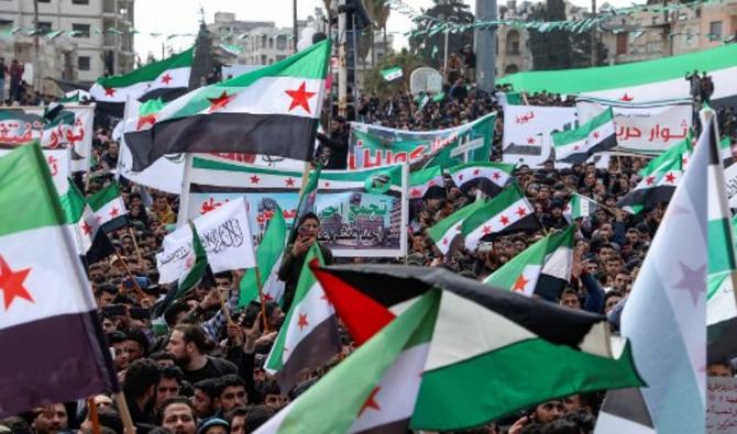 Des milliers de manifestants syriens antirégime ont manifesté ce mardi à Idlib et dans d'autres villes du nord-ouest de la Syrie pour marquer le 11e anniversaire du début du soulèvement, le 15 mars 2022. (Photo, AFP)