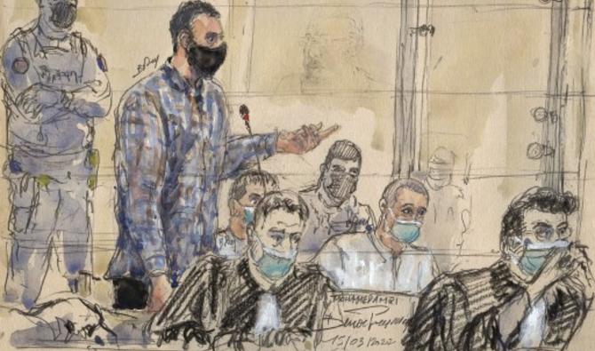 Ce croquis réalisé le 15 mars 2022 montre l'accusé Salah Abdeslam debout devant la cour d'assise spéciale de Paris lors du procès des attentats de novembre 2015. (Photo, AFP)