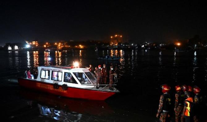 Le personnel des pompiers et de la défense civile mène une opération de sauvetage après le naufrage d'un ferry dans la rivière Shitalakshya à Narayanganj, le 20 mars 2022. (Photo, AFP) 
