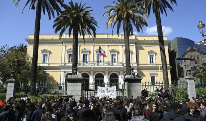 Des lycéens manifestent suite à la mort d'Yvan Colonna devant la préfecture d'Ajaccio et chantent des chansons corses avec une banderole affichée sur les grilles «Yvan, martyr de la cause corse», le 22 mars 2022. (Photo, AFP)