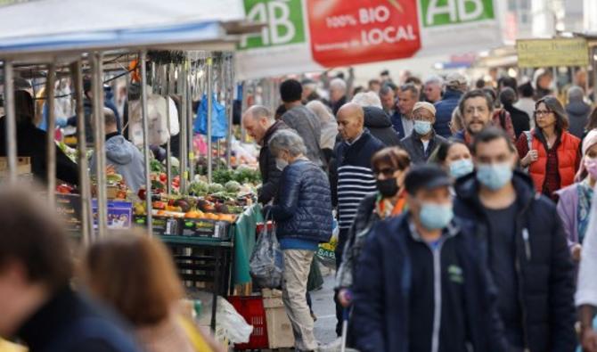 Des clients achètent des légumes sur un marché alimentaire extérieur place d'Aligre à Paris, le 22 mars 2022. (Photo, AFP)