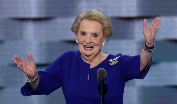 L'ancienne secrétaire d'État américaine Madeleine Albright termine son discours le deuxième jour de la Convention nationale démocrate au Wells Fargo Center, à Philadelphie, en Pennsylvanie, le 26 juillet 2016. (Photo, AFP)