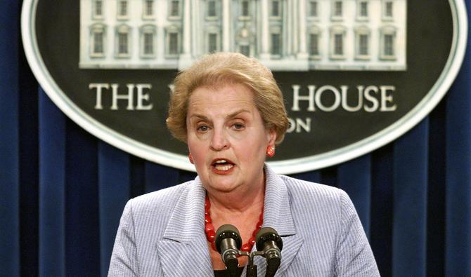 Dans cette photo d'archive prise le 20 août 1998, la secrétaire d'État américaine Madeleine Albright parle aux journalistes à la Maison Blanche de l'attaque américaine d'une base terroriste en Afghanistan et d'une installation liée aux armes chimiques à Khartoum, au Soudan. (Photo, AFP)