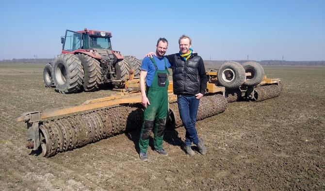 In der Ukraine bleiben und säen: der „Pokertrick“ zweier deutscher Bauern.