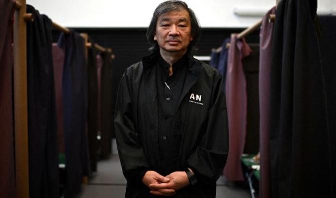 L'architecte japonais Shigeru Ban pose lors d'une séance photo à Paris, le 24 mars 2022. (Photo, AFP)