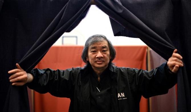L'architecte japonais Shigeru Ban pose lors d'une séance photo à Paris, le 24 mars 2022. (Photo, AFP)