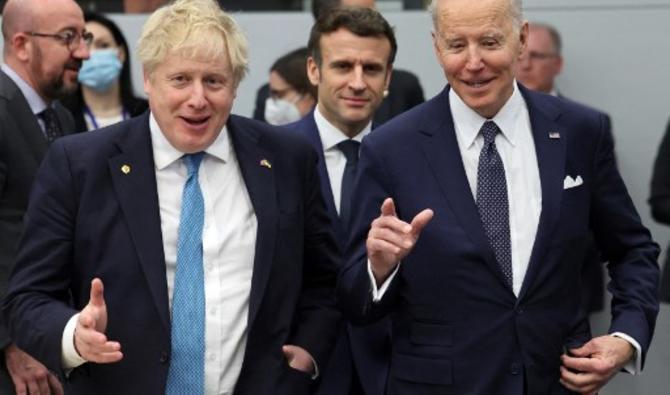 Le Premier ministre britannique Boris Johnson s'entretient avec le président américain Joe Biden avant le sommet du G7 à Bruxelles, le 24 mars 2022. (Photo, AFP)