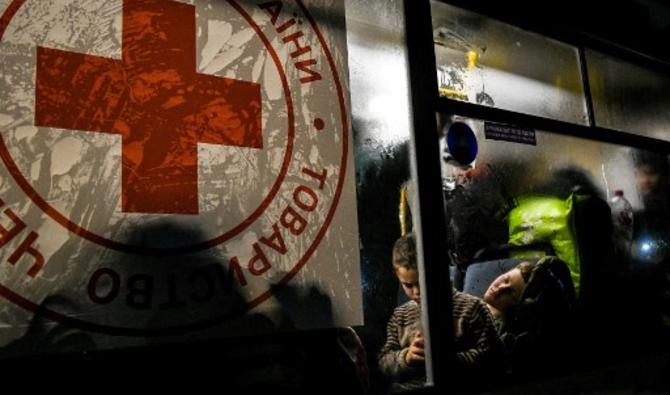 Des enfants se reposent dans un bus alors que les évacués de la ville portuaire assiégée de Marioupol arrivent à Zaporizhzhia, dans le sud-est de l'Ukraine, le 22 mars 2022.