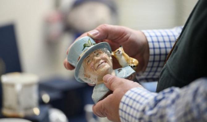 Simon Willis présente fièrement la collection de vaisselle qu'il a lancée pour les 70 ans de règne d'Elizabeth II. (Photo, AFP)