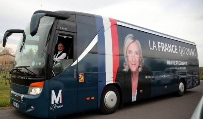 Le bus de la candidate du parti d'extrême droite Rassemblement national (RN), Marine Le Pen, arrivant pour un meeting de campagne à Saint-Martin-Lacaussade, le 25 mars 2022. (Photo, AFP)