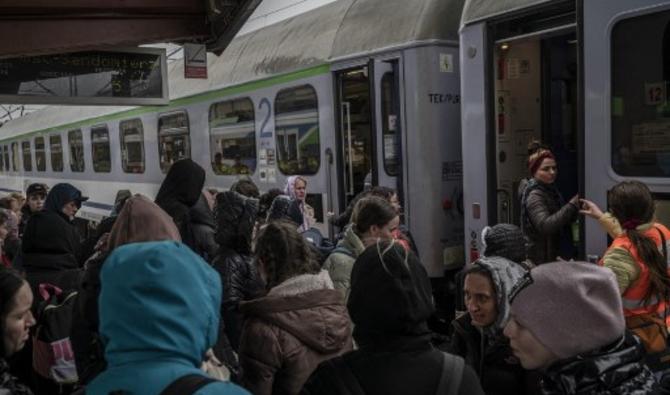 Des évacués ukrainiens montent à bord d'un train en route vers Varsovie à la gare de Przemysl, près de la frontière polono-ukrainienne, le 26 mars 2022. (Photo, AFP)
