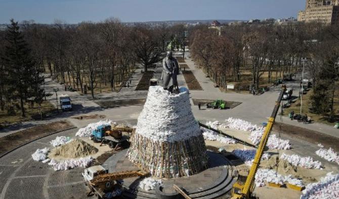 Les employés municipaux de Kharkiv empilent des sacs de sable autour des principaux monuments du centre de la deuxième ville d'Ukraine pour les protéger des bombardements russes. (Photo, AFP)