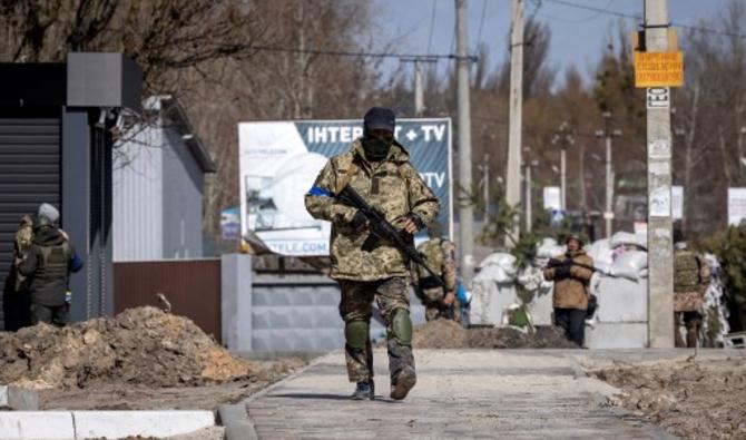Un soldat patrouille à un poste de contrôle à Stoyanka, le 27 mars 2022, au milieu de l'invasion russe de l'Ukraine. (Photo, AFP)