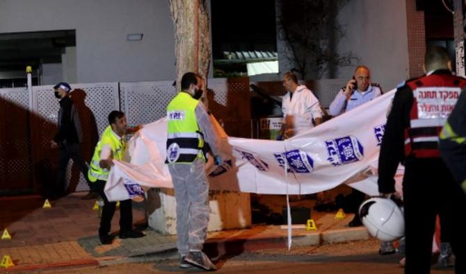 Les forces de sécurité israéliennes se rassemblent sur le site d'une attaque qui a fait deux morts parmi les policiers israéliens dans la ville de Hadera, au nord, le 27 mars 2022. (Photo, AFP)