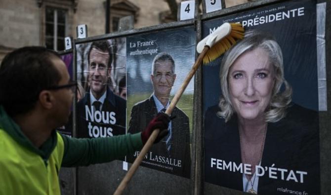 Des affiches de campagne officielles des candidats à la présidence Emmanuel Macron, Jean Lassalle et Marine Le Pen à Bordeaux, le 28 mars 2022. (Photo, AFP)