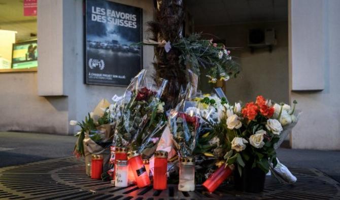 Des bouquets de fleurs en face de l'immeuble duquel les victimes sont tombées. (Photo, AFP)