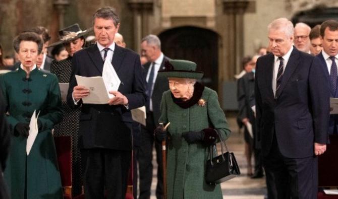 La reine britannique Elizabeth II et son fils le prince britannique Andrew, duc d'York, arrivent pour assister à un service d'action de grâces pour le prince britannique Philip, duc d'Édimbourg, à l'abbaye de Westminster, dans le centre de Londres, le 29 mars 2022. (Photo, AFP)