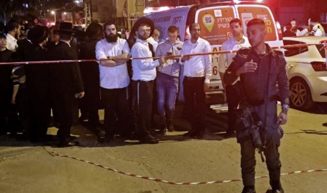 Les forces de sécurité israéliennes et des civils se rassemblent sur les lieux de la fusillade, le 29 mars 2022 à Bnei Brak. (Photo, AFP)