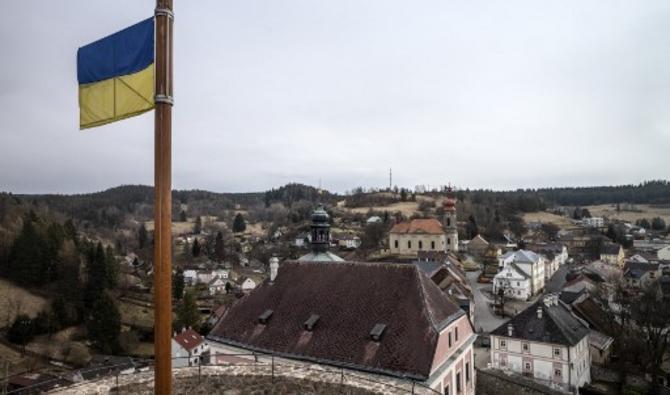 Le drapeau ukrainien flotte sur le mât du château de Becov nad Teplou, où des réfugiés ukrainiens ont trouvé refuge, le 29 mars 2022, à Becov nad Teplou, République tchèque. (Photo, AFP)