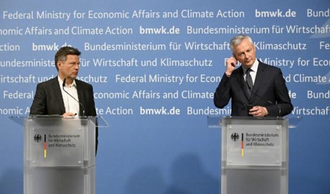 Le ministre allemand de l'économie et de la protection du climat, Robert Habeck (à gauche), et le ministre français de l'économie, Bruno Le Maire, lors d'une conférence de presse conjointe au ministère fédéral de l'économie et de l'action pour le climat (BMWK) à Berlin, le 31 mars 2022. (Photo, AFP)