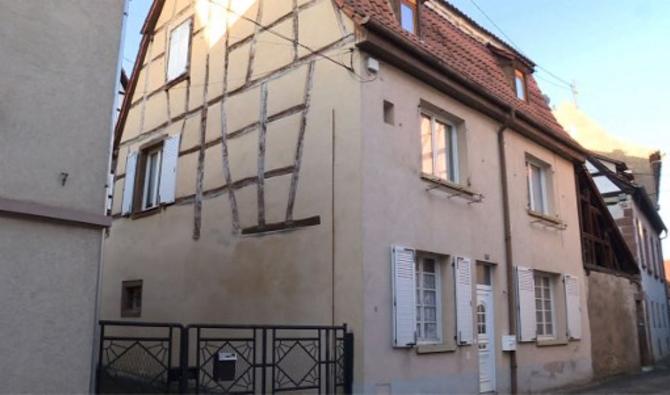 Une capture d'écran extraite d'une vidéo de l'AFPTV le 9 décembre 2015 qui montre le domicile de la mère d'un des assaillants de Paris, Foued Mohamed Aggad, à Wissembourg, au nord de Strasbourg. 