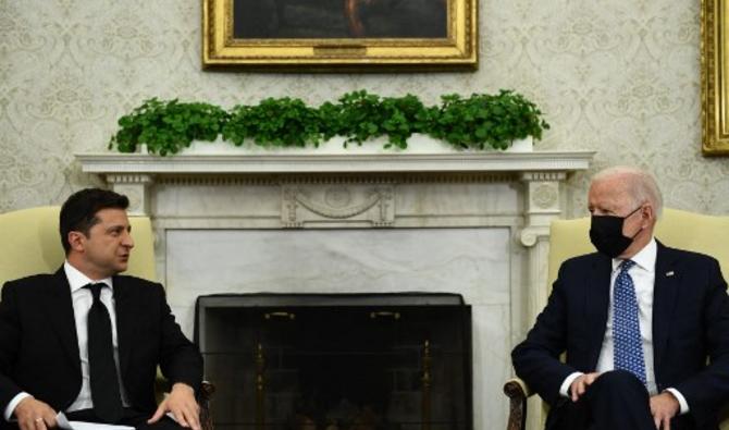 Le président américain Joe Biden rencontre le président ukrainien Volodymyr Zelensky dans le bureau ovale de la Maison Blanche, le 1er septembre 2021, à Washington, DC. (Photo, AFP)