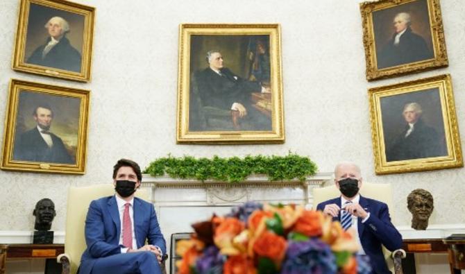 Le président américain Joe Biden et le premier ministre canadien Justin Trudeau participent à une réunion bilatérale dans le bureau ovale de la Maison Blanche à Washington, DC, le 18 novembre 2021. (Photo, AFP)