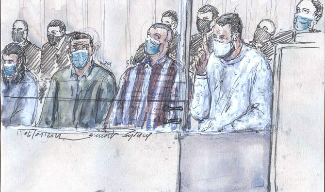 Ce croquis réalisé le 6 janvier 2022 montre les coaccusés Osama Krayem, Mohamed Abrini, Mohamed Amri et Salah Abdeslam, le principal suspect des attentats, lors du procès du 13 novembre 2015 à Paris et Attaques de Saint-Denis, au palais de justice de Paris. (Photo, AFP)