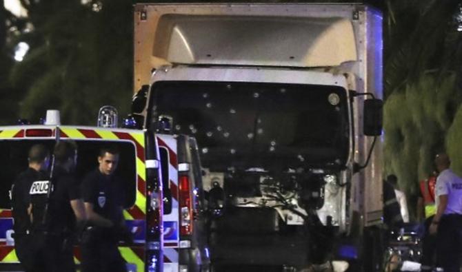 Des policiers se tiennent près d'un camion, avec son pare-brise criblé de balles, qui a foncé sur une foule dans la ville de Nice sur la Côte d'Azur, le 14 juillet 2016. (Photo, AFP)