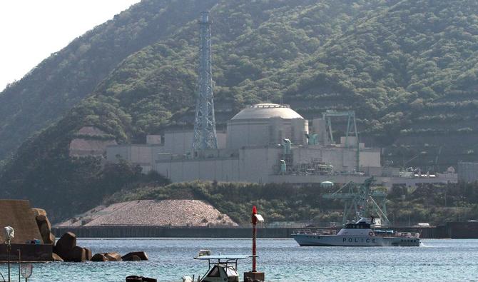 Un bateau de police patrouille autour du réacteur nucléaire de Monju à Tsuraga, préfecture de Fukui. (Photo, AFP)