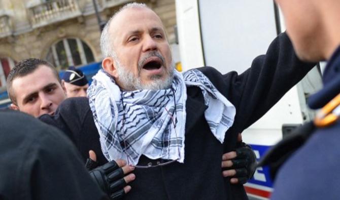 Abdelhakim Sefrioui est contrôlé alors qu'il est interpellé par les gendarmes anti-émeute français après une manifestation non autorisée de soutien à la Palestine, le 29 décembre 2012, à Paris. (Photo, AFP)