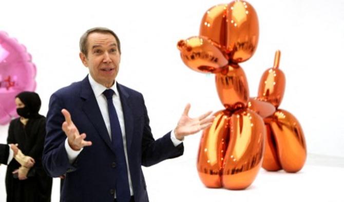 L'artiste américain Jeff Koons pose devant son œuvre «balloon dog» à la galerie Qatar Museum Alriwaq, à Doha le 20 novembre 2021. (Photo, AFP)