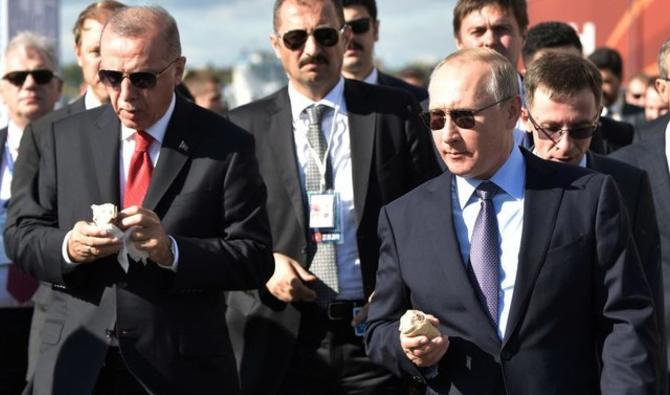Le président russe, Vladimir Poutine, et son homologue turc, Recep Tayyip Erdogan, mangent des glaces alors qu’ils visitent le salon aéronautique MAKS 2019 à Joukovski, dans la banlieue de Moscou, en Russie, le 27 août 2019. (Reuters)