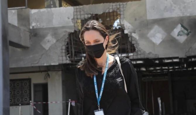 L'envoyée spéciale du HCR Angelina Jolie arrive au Yémen ravagé par le conflit pour rencontrer des familles déplacées et des réfugiés. 