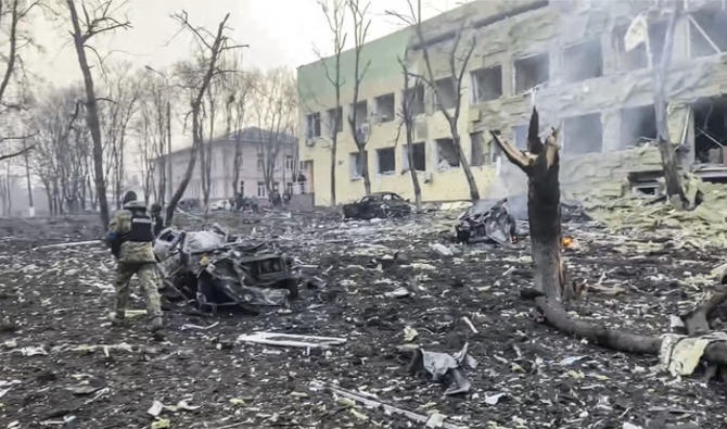 Cette image tirée d'une vidéo montre l'hôpital de Marioupol après une attaque, à Marioupol, en Ukraine, le mercredi 9 mars 2022. (Conseil municipal de Marioupol)