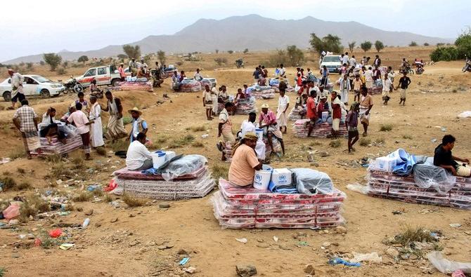 Les Yéménites déplacés reçoivent une aide humanitaire du Conseil norvégien pour les réfugiés et du Haut-Commissariat des Nations unies pour les réfugiés à Hajjah. (Fichier/AFP) 