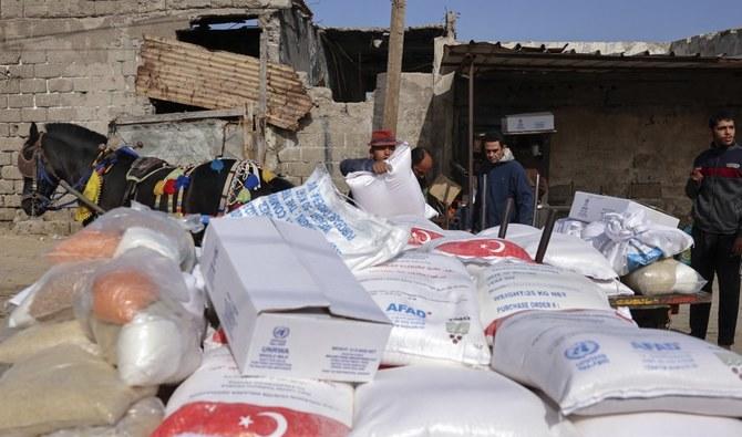 Des Palestiniens reçoivent des aides alimentaires dans un centre de distribution géré par l’Unrwa à Gaza. (Photo, AFP) 