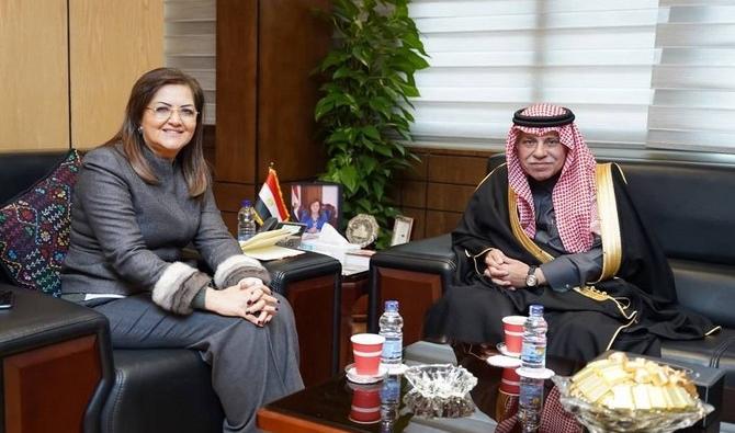 Le Dr Hala al-Saeed, ministre égyptienne de la Planification et du Développement économique, rencontre le ministre saoudien du Commerce, Majid ben Abdullah al-Qasabi, au Caire. (Ministère de la Planification et du Développement économique) 