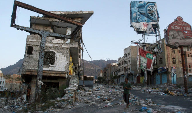 Un homme devant un bâtiment détruit pendant les combats dans la ville de Taïz, dans le sud-ouest du Yémen. (Reuters) 