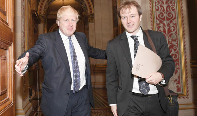Boris Johnson, alors ministre britannique des Affaires étrangères, en compagnie de Richard Ratcliffe, le mari de la Britannique d'origine iranienne Nazanin Zaghari-Ratcliffe, au ministère des Affaires étrangères et du Commonwealth à Londres. (AFP/File Photo) 