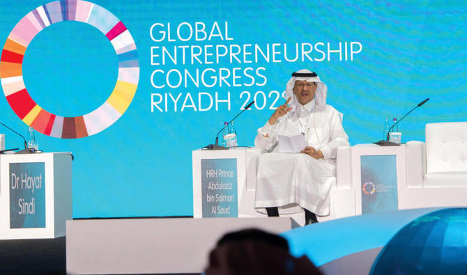 Le ministre saoudien de l'Énergie, le prince Abdelaziz ben Salmane, s'exprimant dimanche, au cours du Global Entrepreneurship Congress à Riyad. Cet événement est axé sur les moyens de faciliter la création et le développement d'une entreprise pour les entrepreneurs. (SPA) 