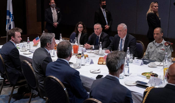 Le secrétaire d’État américain, Antony Blinken, assis à table, deuxième à partir de la gauche, s’entretient avec le ministre israélien de la Défense, Benny Gantz, à l’hôtel David Citadel, à Jérusalem, le 27 mars 2022. (Pool via REUTERS) 