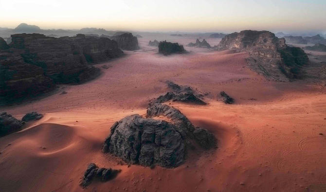 Les dunes de sable rouge et les formations rocheuses de Bajdah, Neom. (Dossier/Neom) 