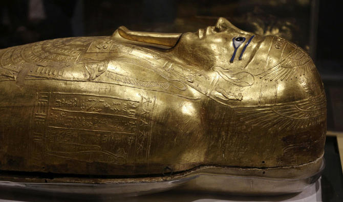 Le cercueil doré, qui contenait autrefois la momie de Nedjemankh, un prêtre de la période ptolémaïque il y a près de deux mille ans, est exposé au Musée national de la civilisation égyptienne, dans le Vieux-Caire, en Égypte. (AP) 