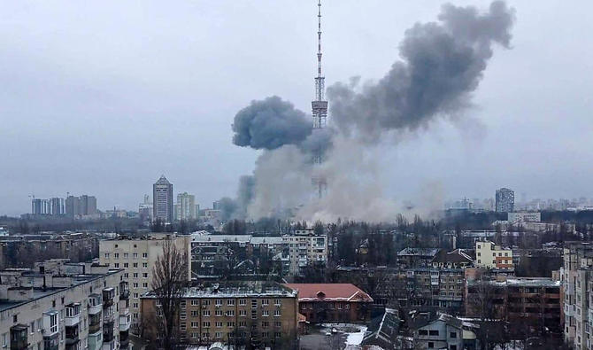 De la fumée s'échappe après la frappe russe contre la tour de télévision à Kiev, le 1er mars 2022. (Photo, AFP)