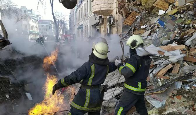 Images d'un bâtiment détruit après un bombardement à Kharkiv, en Ukraine. (Photo, AFP)
