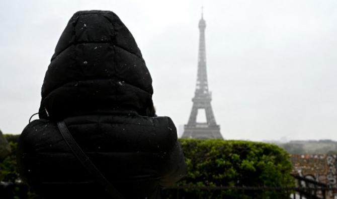 83 / 5,000 Translation results Une femme regarde la Tour Eiffel alors qu'une légère neige tombe sur Paris, le 1er avril 2022. (Photo, AFP)