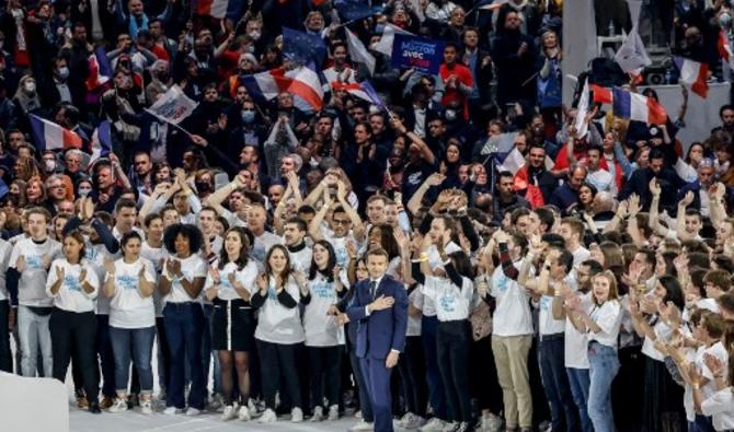  Emmanuel Macron sur scène à l'issue de son premier et unique meeting de campagne à la Paris La Défense Arena à Nanterre, le 2 avril 2022. (Photo, AFP)