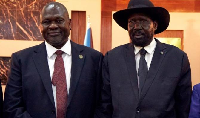 Le président sud-soudanais Salva Kiir se tient avec le premier vice-président Riek Machar alors qu'ils assistent à une cérémonie d'assermentation à la State House à Juba, au Soudan du Sud, le 22 février 2020. (Photo, AFP)